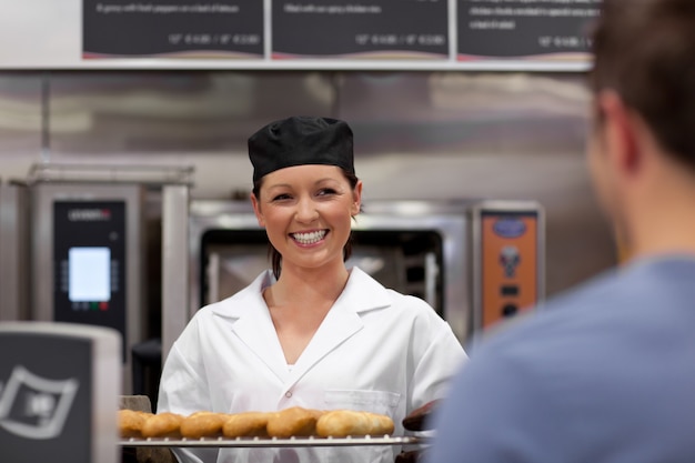 Joyeux Jeune Boulanger Avec Des Baguettes