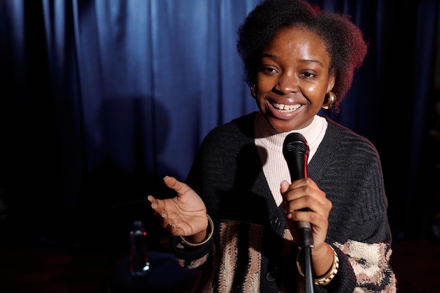 Joyeux jeune comédien de stand-up moderne