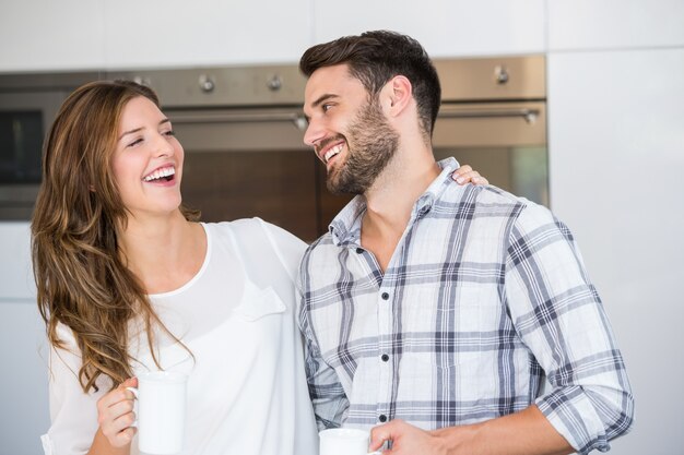 Joyeux jeune couple à la maison