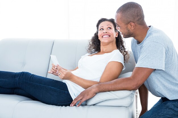 Joyeux jeune couple en regardant les uns les autres se détendre à la maison