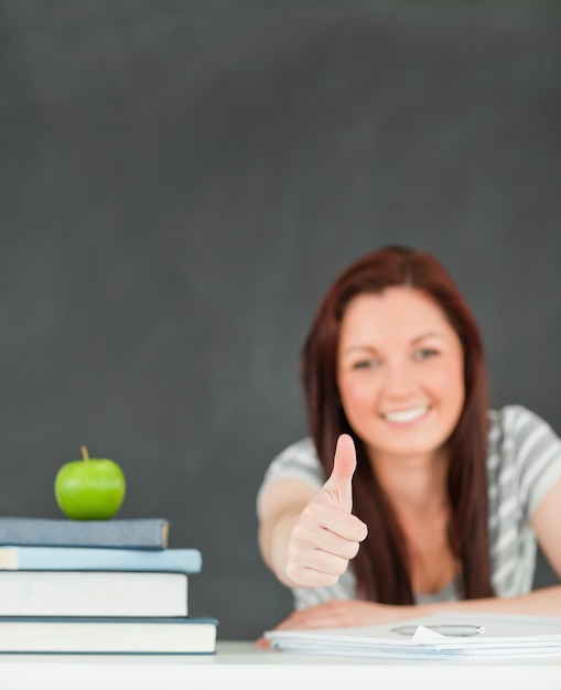 Joyeux jeune étudiant dans une salle de classe