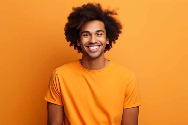 joyeux jeune homme debout isolé sur un mur orange, arrière-plan d'une seule couleur