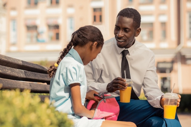 Joyeux jeune père parlant à sa fille