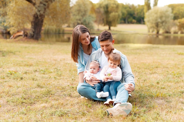 Joyeux Jeunes Parents Ayant Du Temps Avec Leurs Enfants En Plein Air Dans La Nature Au Coucher Du Soleil