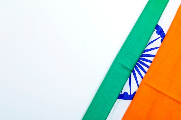 Joyeux jour de la république de l'Inde, drapeau tricolore sur fond blanc