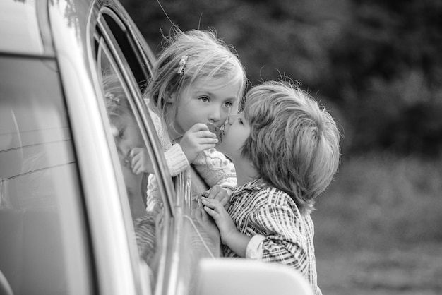 Joyeux jour de la saint valentin enfants romantiques ayant un rendez-vous à la saint valentin