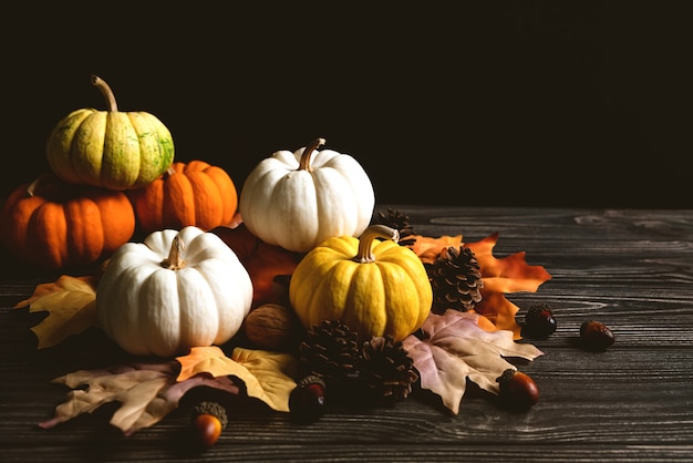 Joyeux jour de Thanksgiving avec citrouille et noix sur table en bois