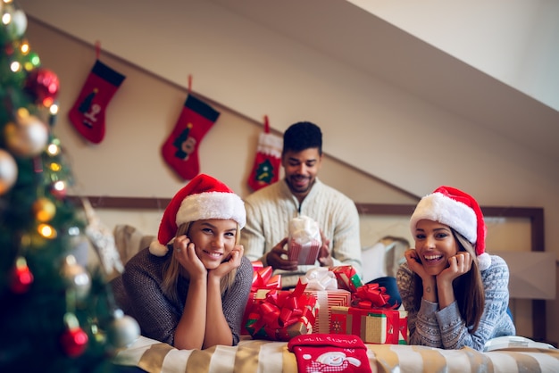 Joyeux joyeux amis de Noël avec des chapeaux et des pulls de Père Noël