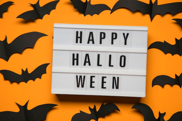 Joyeux message de lightbox halloween avec des chauves-souris effrayantes noires