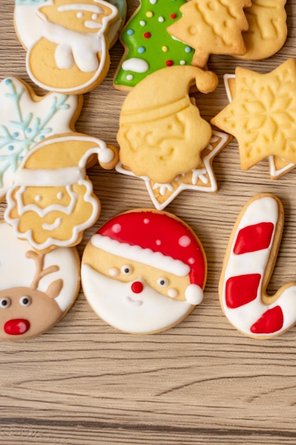 Joyeux Noël avec des biscuits faits maison sur fond de table en bois. Concept de Noël, fête, vacances et bonne année