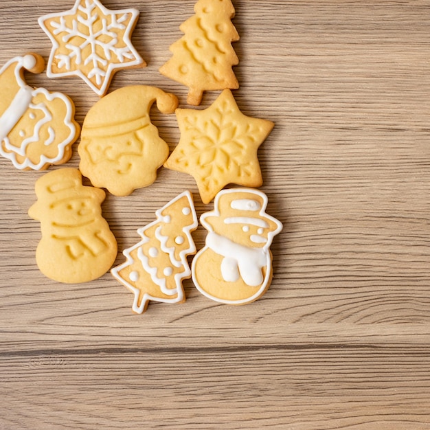 Joyeux Noël avec des biscuits faits maison sur fond de table en bois Fête de Noël vacances et concept de bonne année