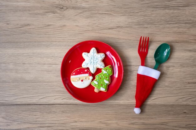 Joyeux Noël avec des biscuits faits maison, une fourchette et une cuillère sur fond de table en bois. Concept de Noël, fête et bonne année