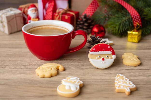 Joyeux Noël avec des biscuits faits maison et une tasse de café sur fond de table en bois Fête de la veille de Noël vacances et concept de bonne année