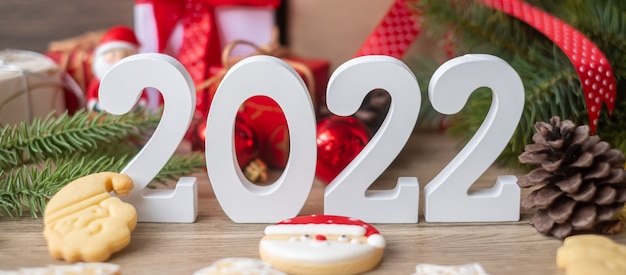 Photo joyeux noël et bonne année 2022 avec décoration sur table. concept de réveillon de noël, de fête, de vacances et de lendemain de noël