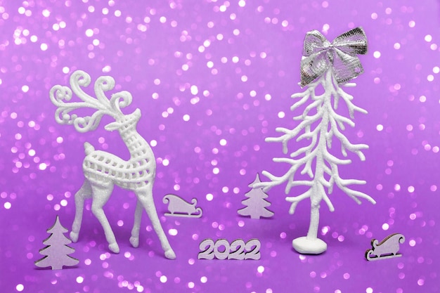 Joyeux noël et bonne année affiche festive avec un arbre de noël un cerf un traîneau sur un fond violet ...