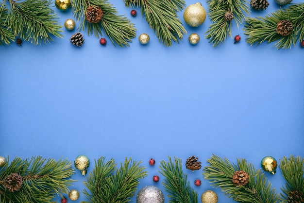 Joyeux Noël et bonne année carte avec fond bleu. Cadre de joyeuses fêtes avec espace de copie pour le texte festif. Vue de dessus, mise à plat