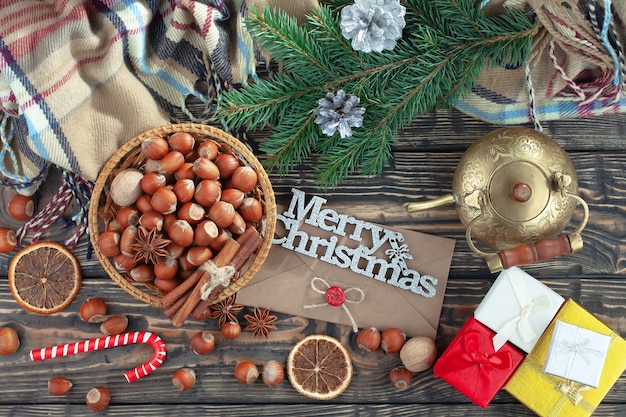 Joyeux Noël et bonne année, carte postale avec cadeaux et décorations de Noël