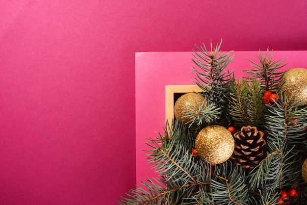 Joyeux noël et bonne année carte de voeux festive ou bannière avec des branches d'arbres du nouvel an sur un ...