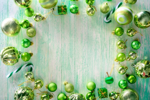 Joyeux Noël et bonne année concept avec la couleur verte de boules de célébration