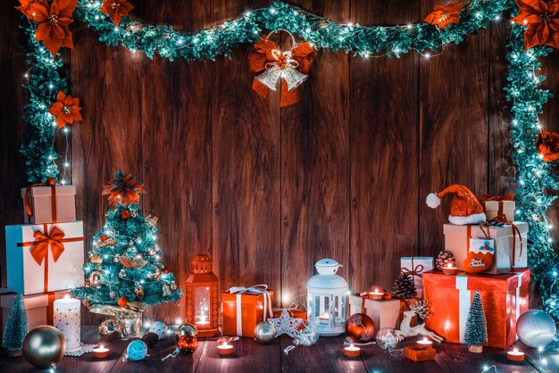 Joyeux Noël et bonne année décoration avec des lumières pour fond de bois de célébration avec espace de copie.