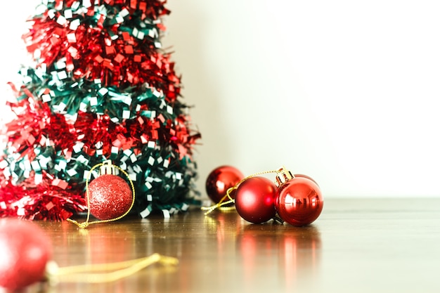 Joyeux Noël et bonne année décoration sur plancher de bois.
