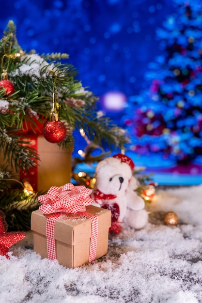 Joyeux Noel et bonne année. Décoration de vacances d'hiver avec ours en peluche et cadeau à la maison.