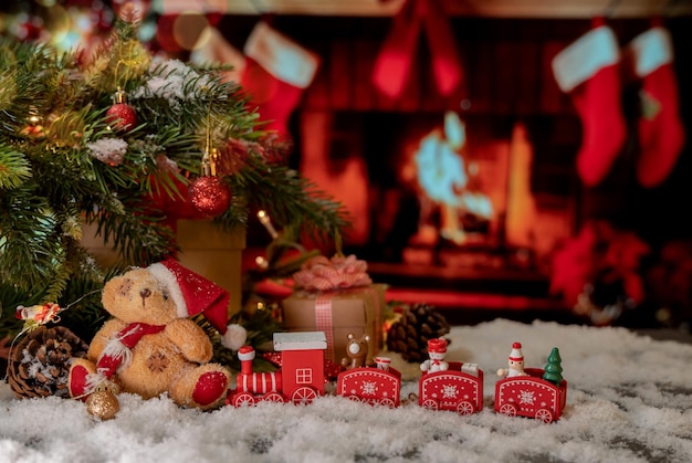 Photo joyeux noel et bonne année. décoration de vacances d'hiver avec ours en peluche et cadeau à la maison.