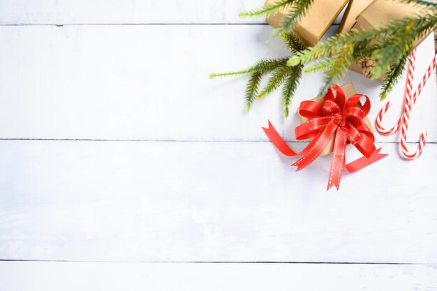 Joyeux Noel et bonne année. Décoration de vacances de saison d'hiver sur fond de bois.