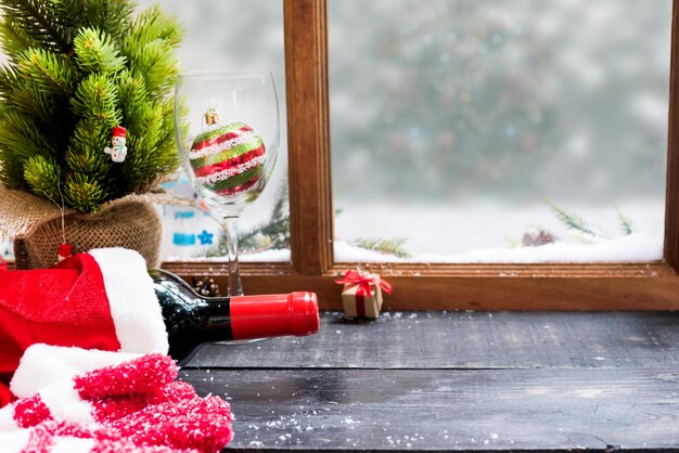Joyeux Noël et bonne année avec du vin rouge. Vacances d'hiver avec neige et décoration.