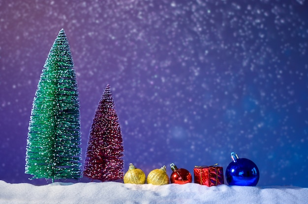 Joyeux Noël et bonne année fond de voeux. Lanterne de Noël sur neige avec sapin