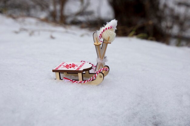 Joyeux Noël et bonne année luges et skis en bois minuscules