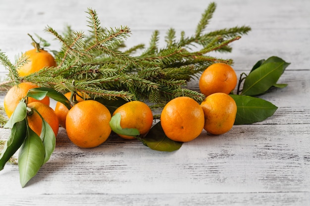 Joyeux Noel et bonne année! Mandarines et décorations de Noël