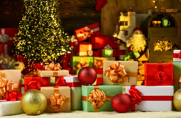 Joyeux Noel et bonne année. le père noël a préparé plein de cadeaux. temps de magasinage de Noël. vente de vacances et remise. maison pleine de cadeau. décorer votre vie. composition de noël.