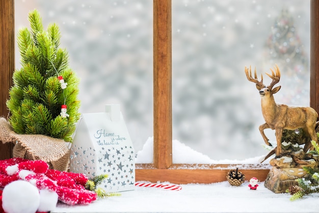 Joyeux Noel et bonne année. Vacances d'hiver avec neige et décoration.