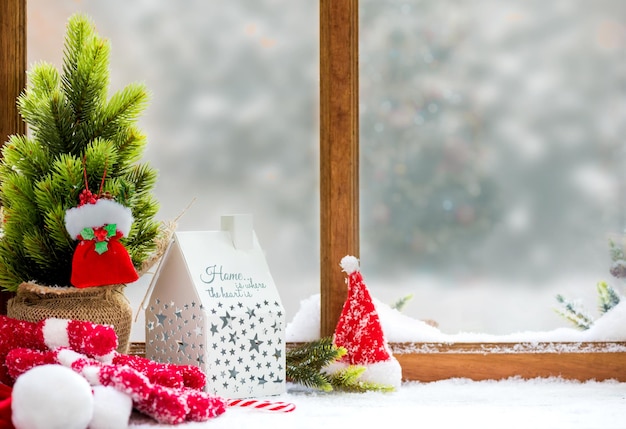 Joyeux Noel et bonne année. Vacances d'hiver avec neige et décoration.