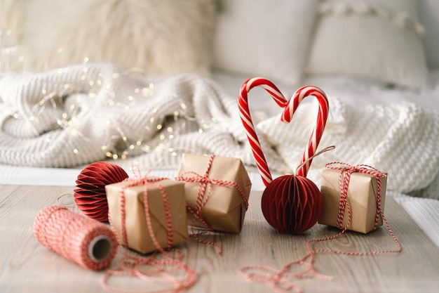 Joyeux noël carte de noël prête cadeaux de noël et bonbons sucrés en forme de coeur