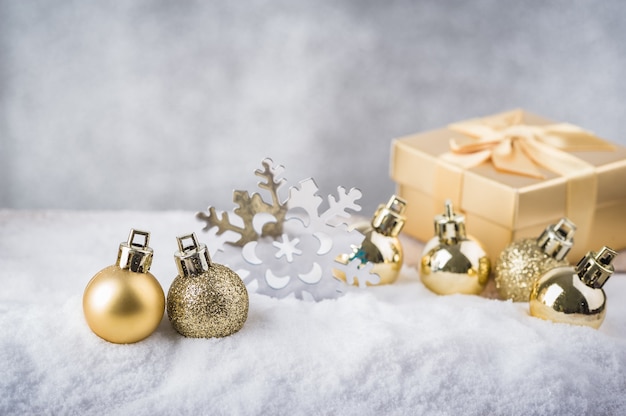 Joyeux Noël. Décoration de Noël avec boule d&#39;or sur la neige.