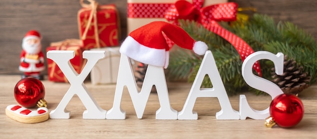 Joyeux Noël avec décoration sur table. Concept de réveillon de Noël, de fête, de vacances et de bonne année