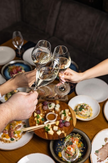 Joyeux noël. dîner en famille pendant les vacances