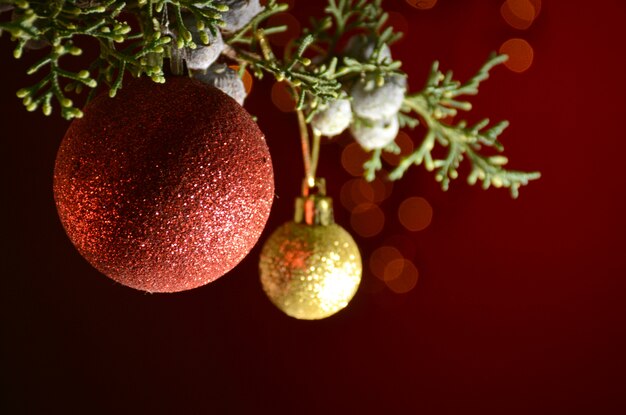 Photo joyeux noël, fête avec arbre, boules de noël et lumières