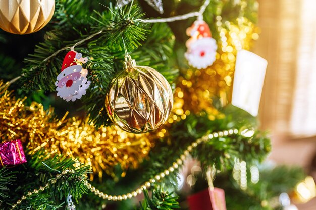 Joyeux Noël, gros plan sur des boules colorées, une boîte-cadeaux et une décoration de colis photo de voeux de Noël sur fond de sapin de Noël vert Décoration pendant Noël et le nouvel an.