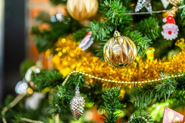 Joyeux Noël, gros plan sur des boules colorées, une boîte-cadeaux et une décoration de colis photo de voeux de Noël sur fond de sapin de Noël vert Décoration pendant Noël et le nouvel an.