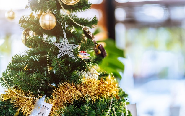 Joyeux Noël, gros plan sur des boules colorées, une boîte-cadeaux et une décoration de colis photo de voeux de Noël sur fond de sapin de Noël vert Décoration pendant Noël et le nouvel an.