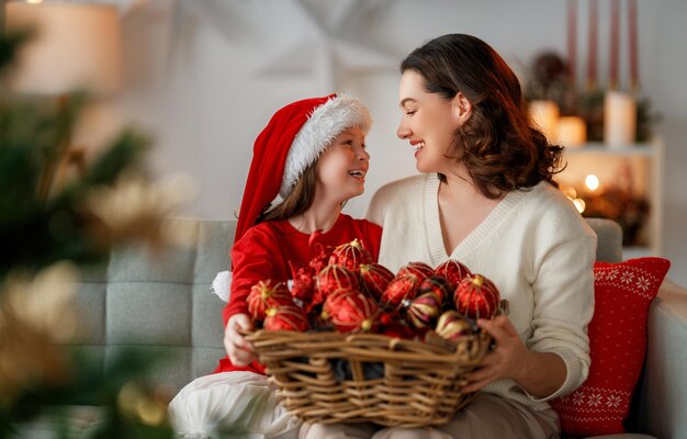 Joyeux Noël Joyeuses Fêtes Maman et fille près de l'arbre à l'intérieur Le matin avant Noël