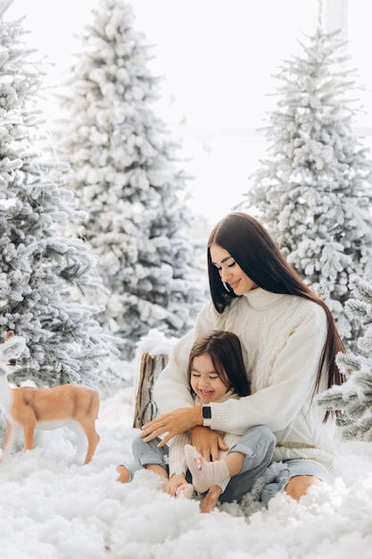 Joyeux Noël et joyeuses fêtes Maman joyeuse et sa fille mignonne