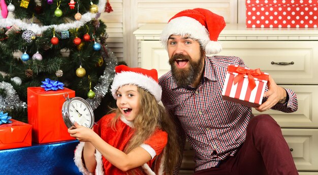 Joyeux noël et joyeuses fêtes père avec sa fille célébrant noël papa et enfant excités