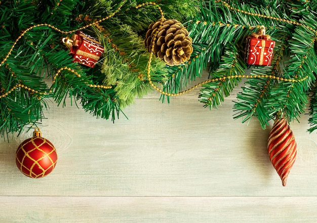 Joyeux Noël Et Nouvel An Décorations De Noël Jouets Cadeaux Branches De Sapin Sur Fond De Bois Carte De Noël
