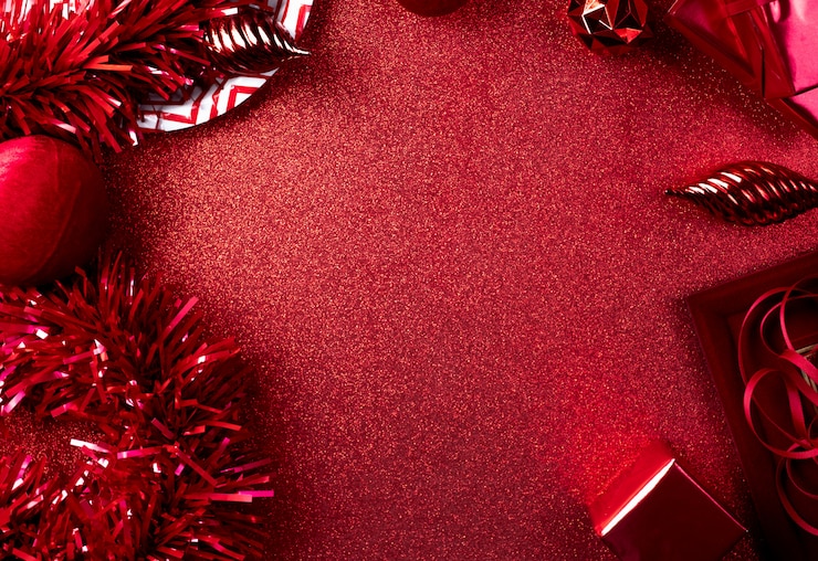 Photo joyeux noël et nouvel an fond rouge vue de dessus de tinsel, cadeau, balle, ruban décorer sur table