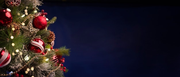 Joyeux Noël et nouvel an fond de vacances, bougies allumées avec des décorations sur fond de bois