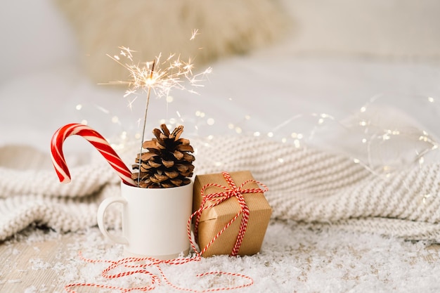 Joyeux noël prêt carte de noël cadeaux de noël bonbons sucrés et tasse avec cierge magique